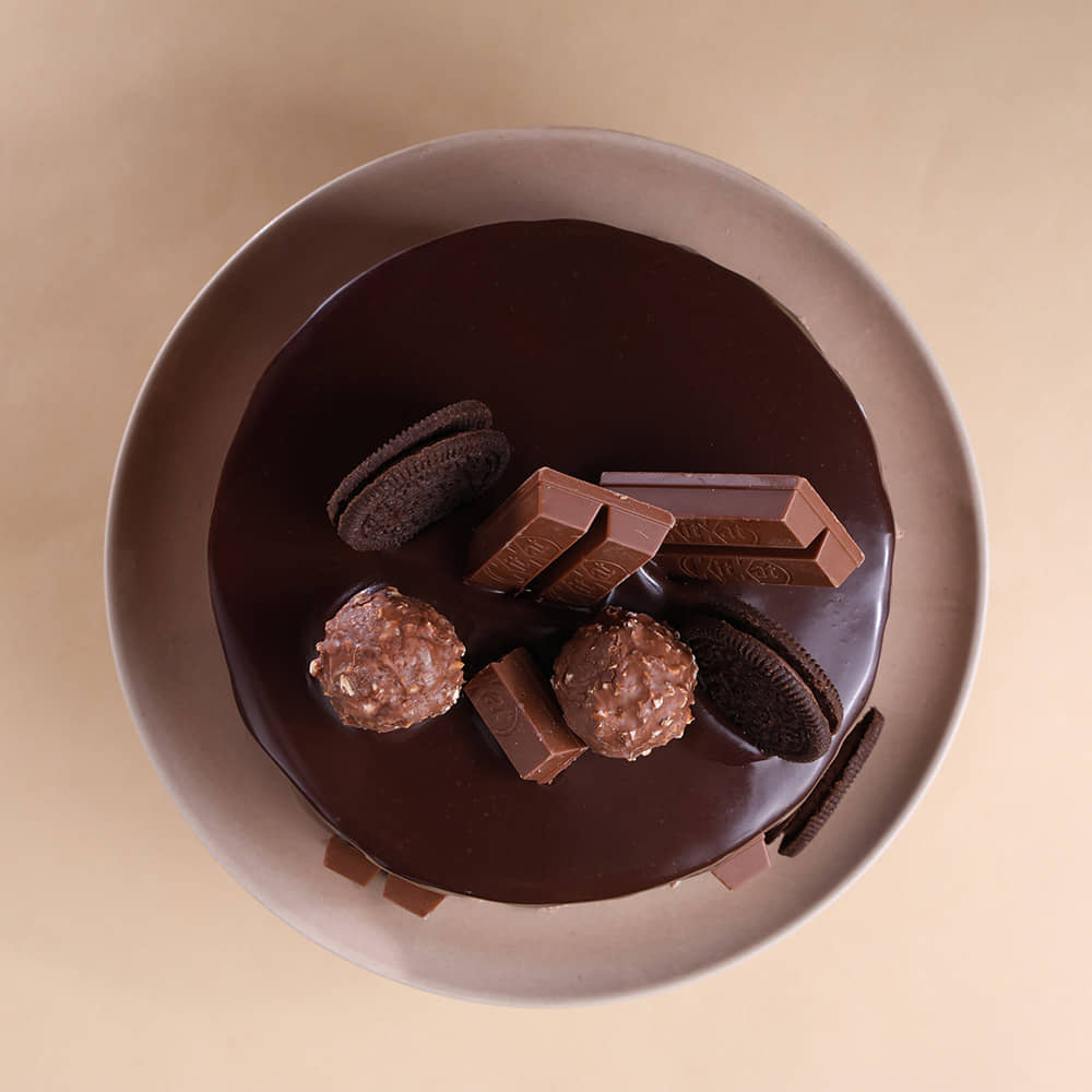 Top View of Crunchy Choco KitKat Cake