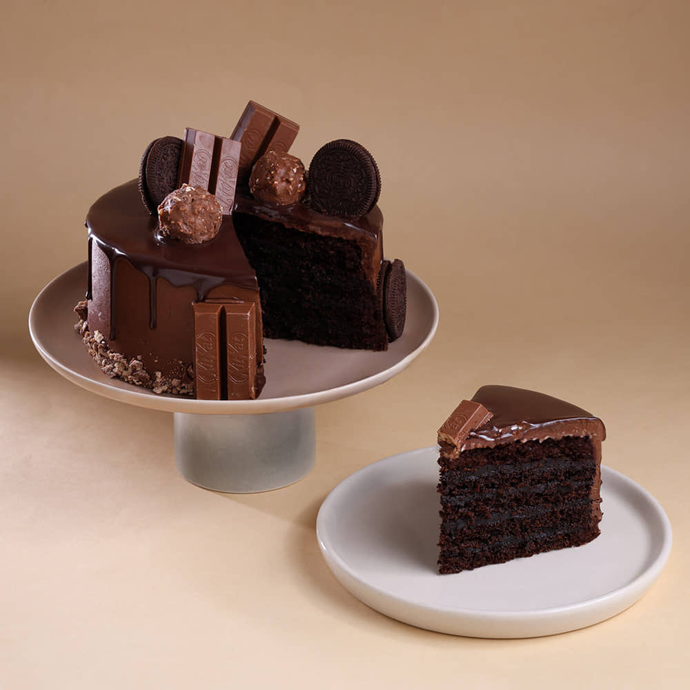 Slice View of Crunchy Choco KitKat Cake