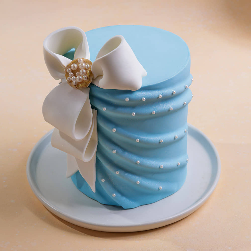 Pearls N Drapes Theme Cake Front View of Pearls N Drapes Theme Cake