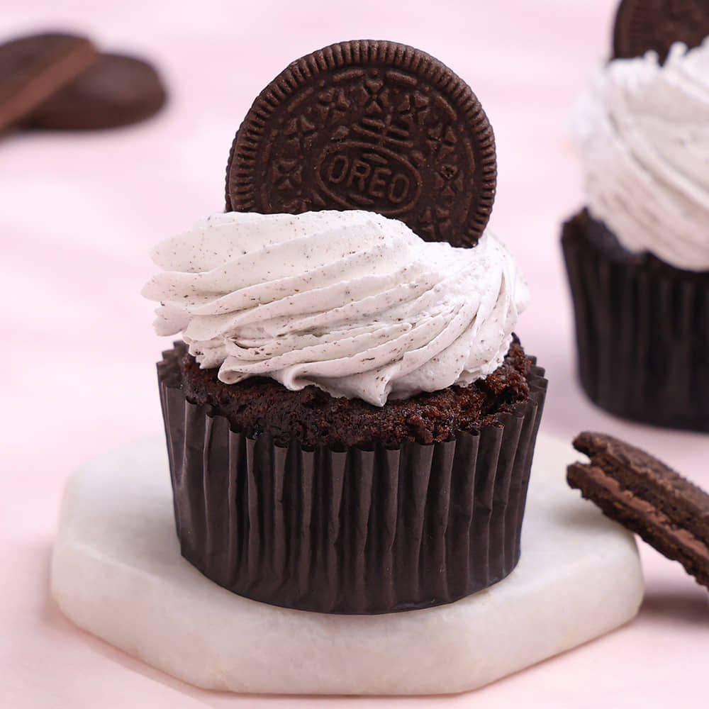 Oreo Cookie Cupcake Packed View of Oreo cupcake From Bakingo