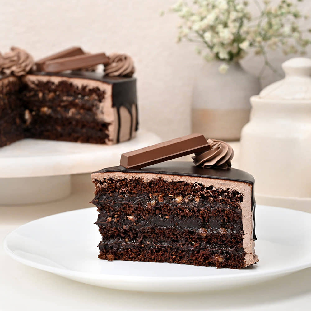 Sliced View of Round Kitkat Bake Cake