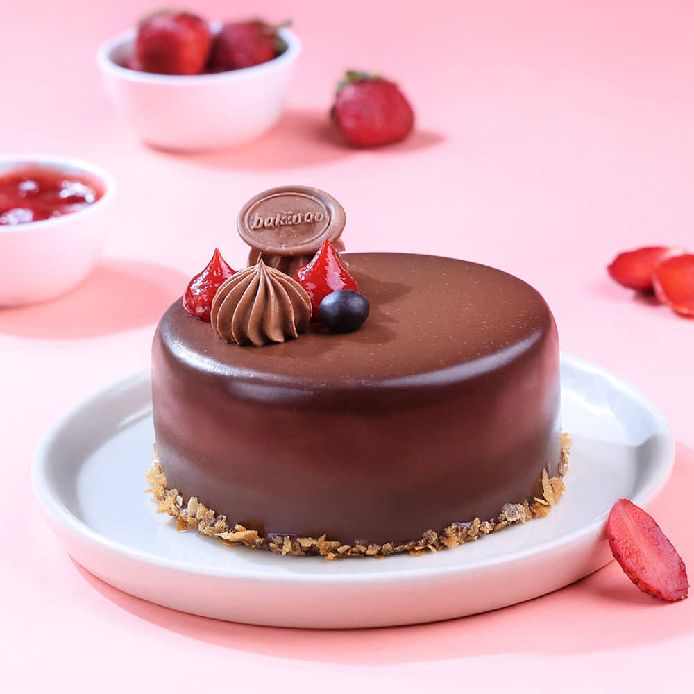 Strawberry Milk Chocolate Bento Cake Front View of Strawberry Milk Chocolate Bento Cake